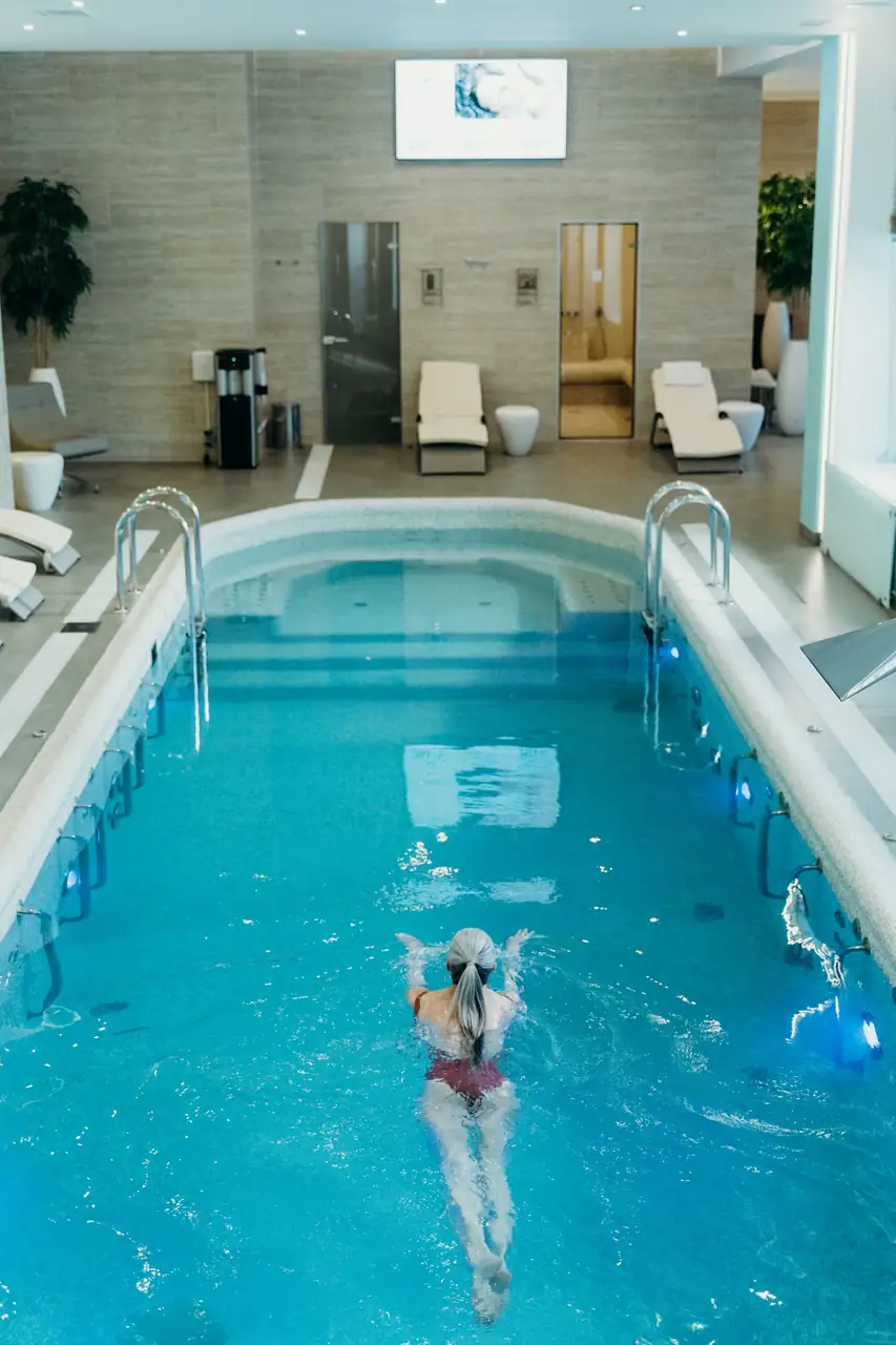 Indoor infinity pool
